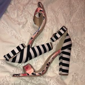 Stunning heels!!🖤